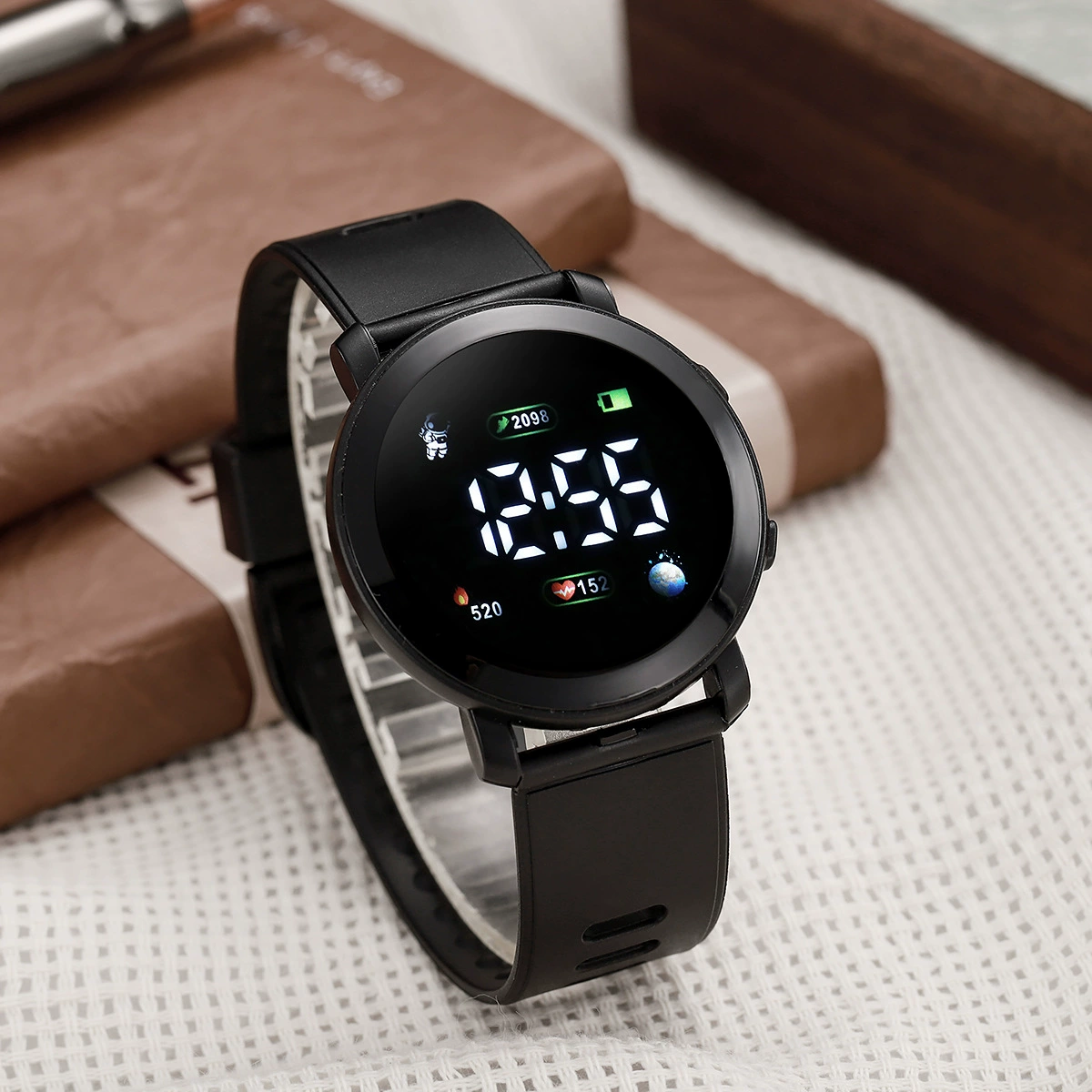 Round multifunction electronic watch - Image 2