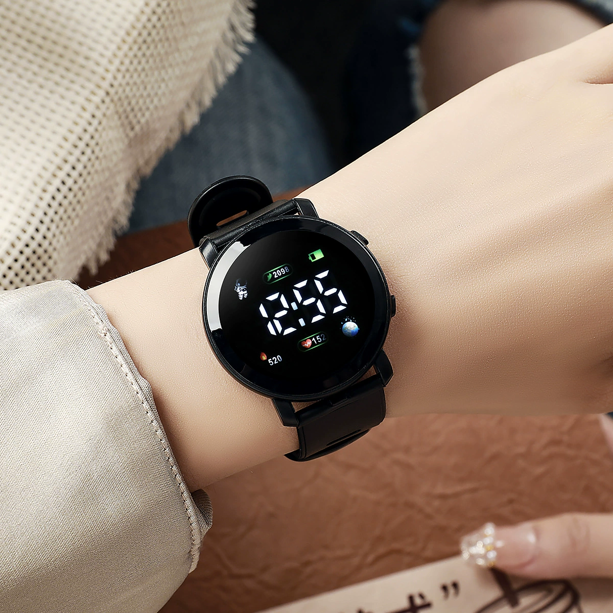 Round multifunction electronic watch - Image 3